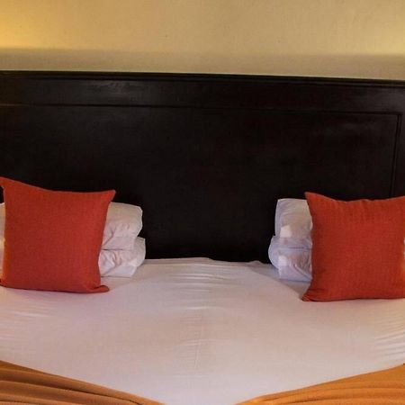 Maple Guest House Pretoria Bagian luar foto
