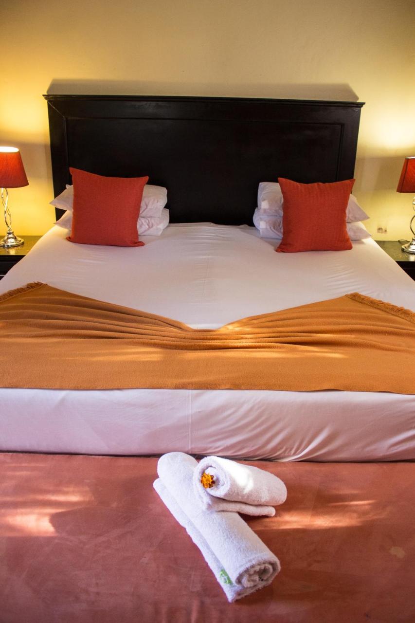 Maple Guest House Pretoria Bagian luar foto